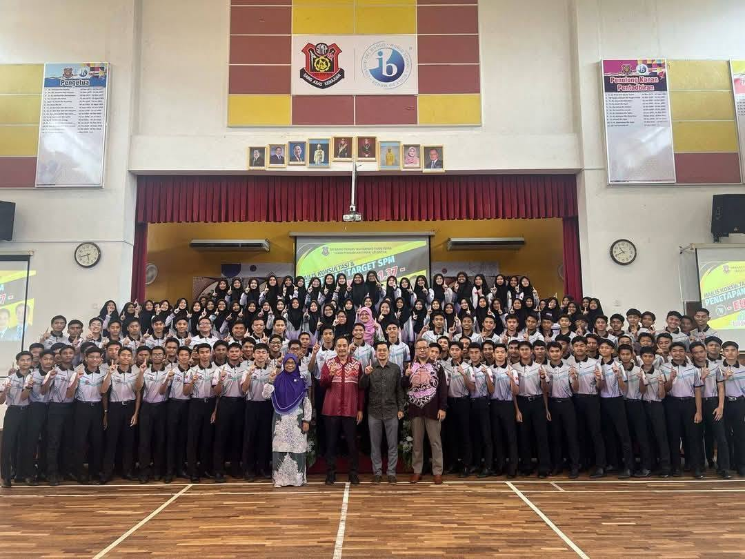 Pelajar SMS Tengku Muhammad Faris Petra di dewan sekolah